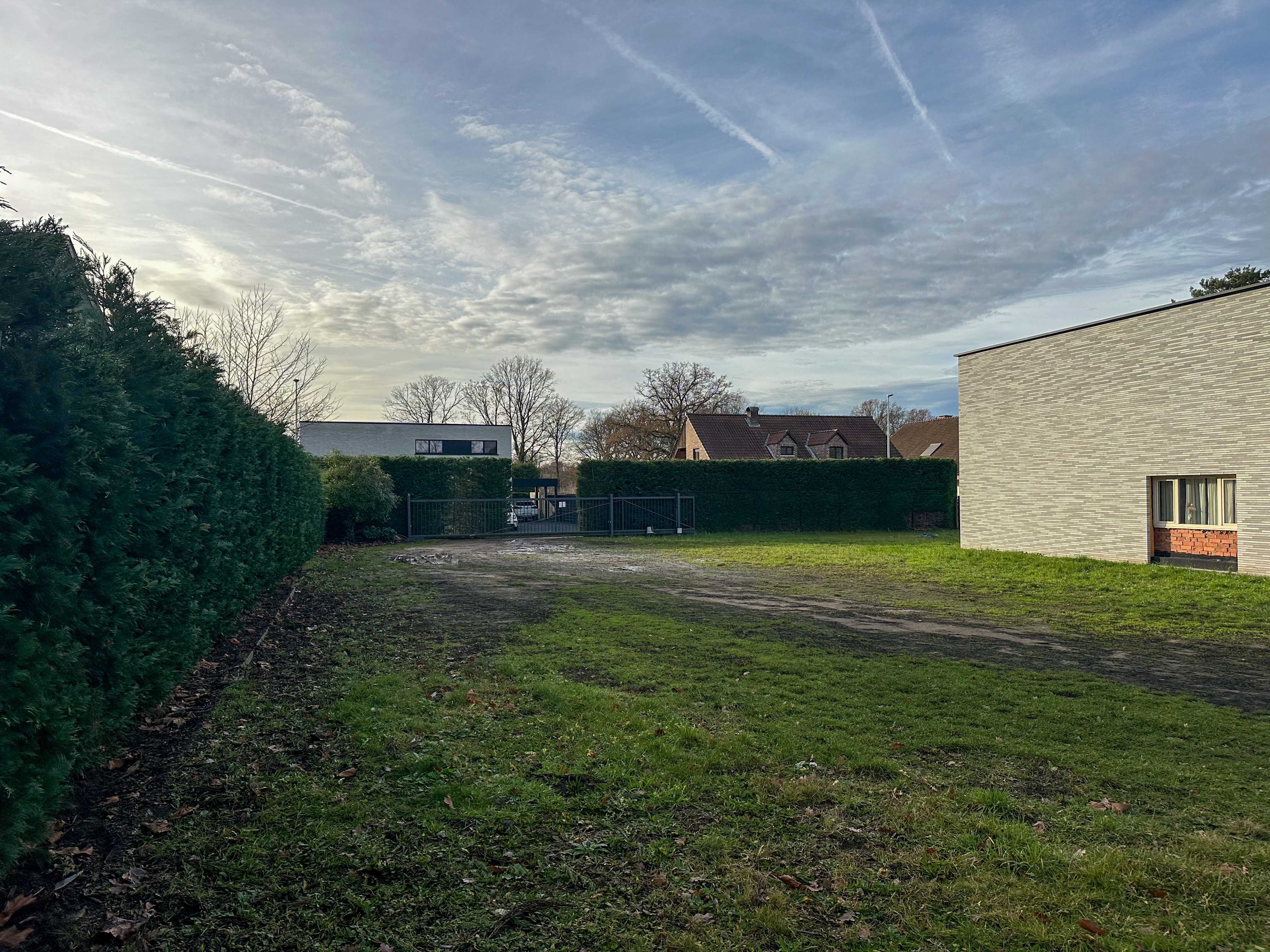 Bouwperceel in residentiële straat foto 2