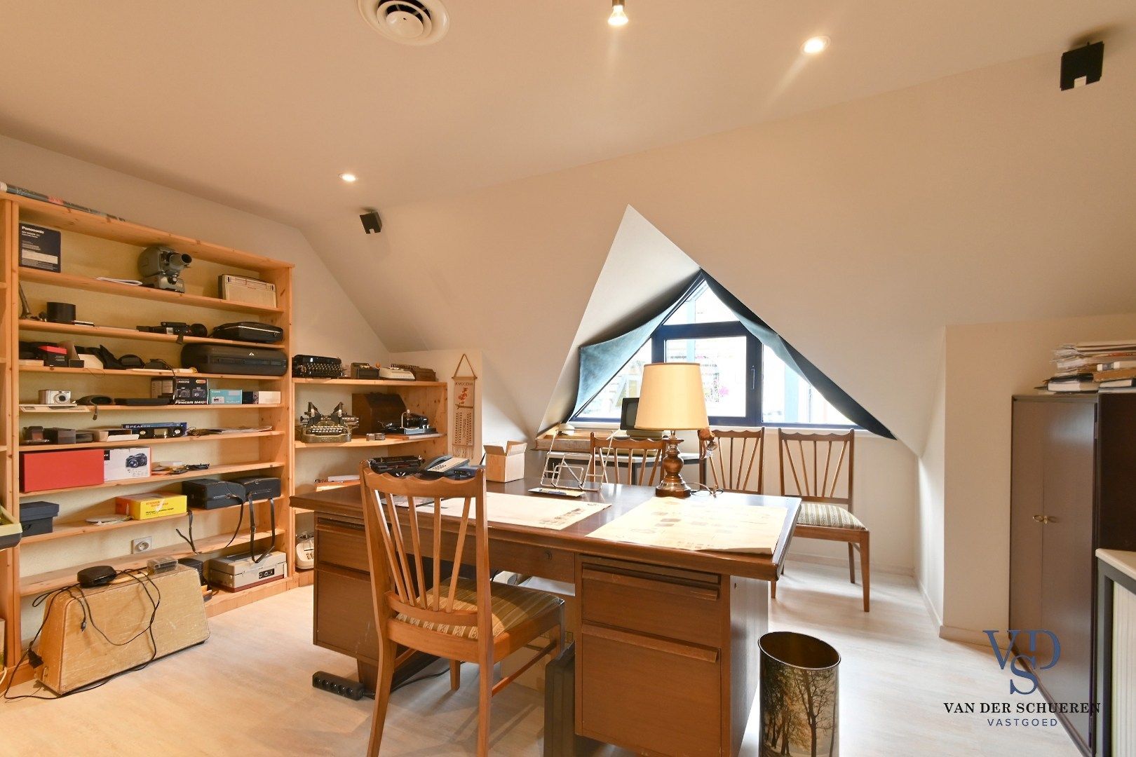 Ruim handelspand met penthouse in villastijl foto 32