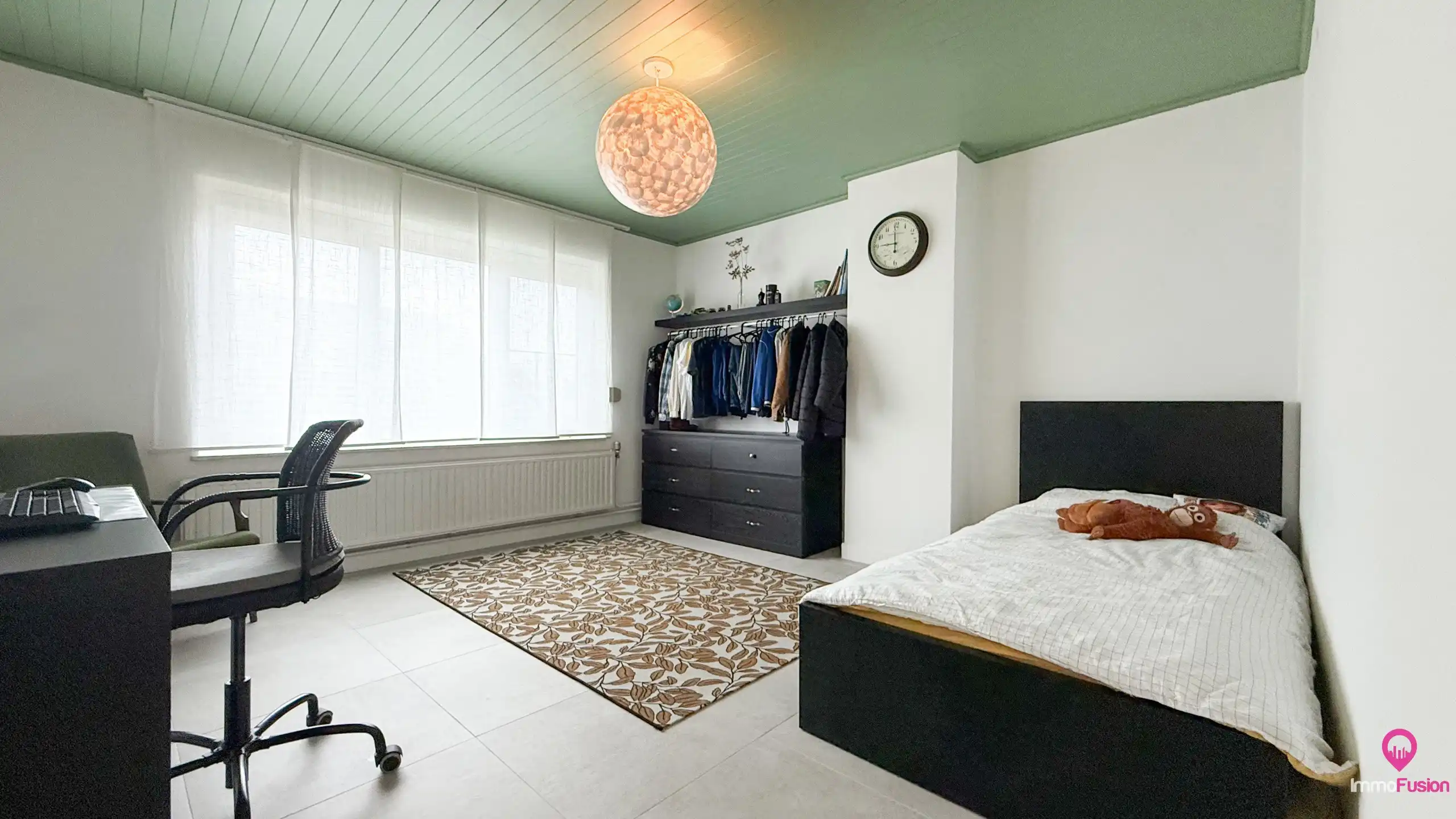 Ruime gerenoveerde gezinswoning met 4 slaapkamers op perceel foto 51