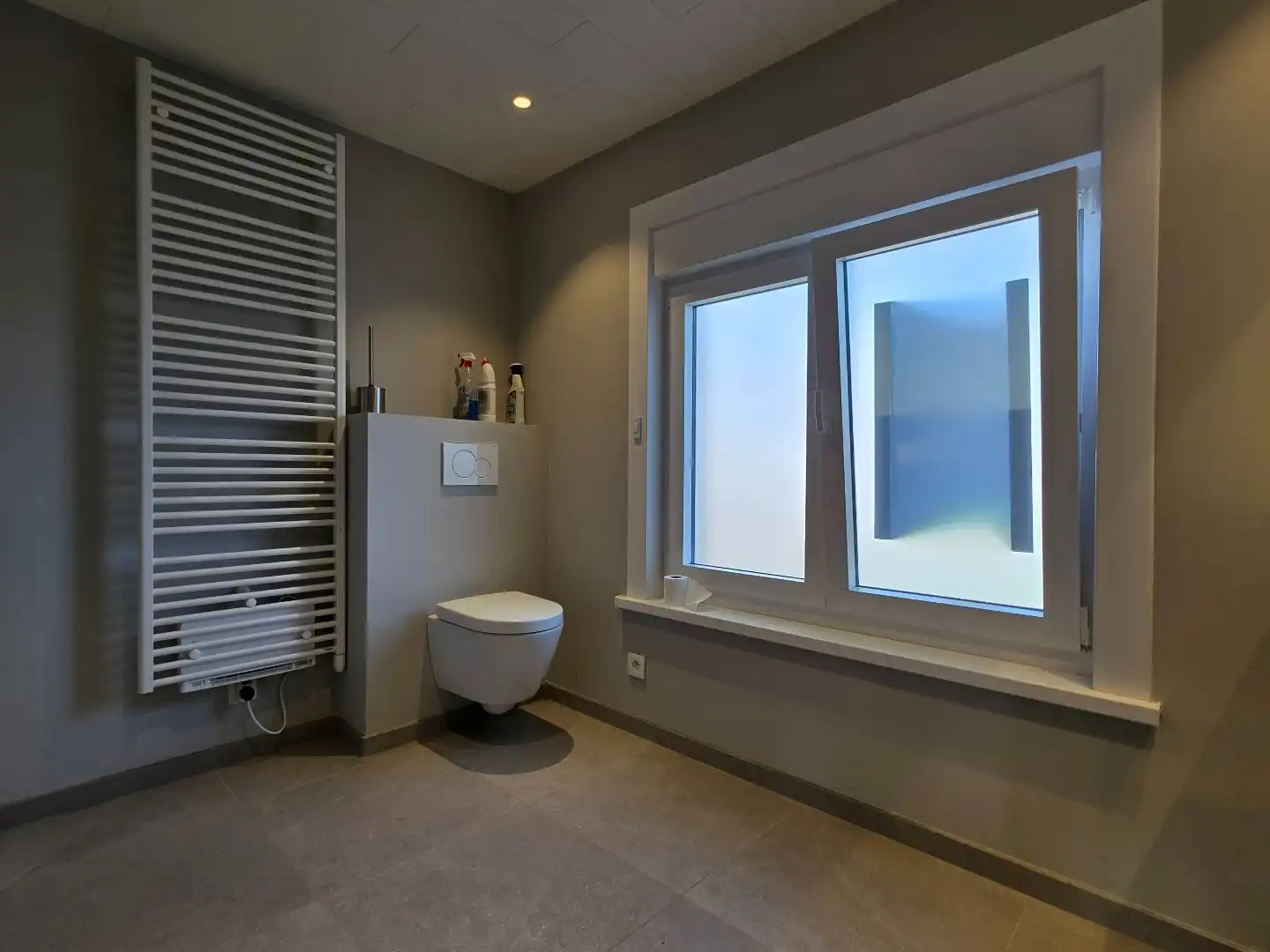 Stevige woning met betonstructuur te koop in Kuurne, eerste verdiep al volledig gerenoveerd foto 18