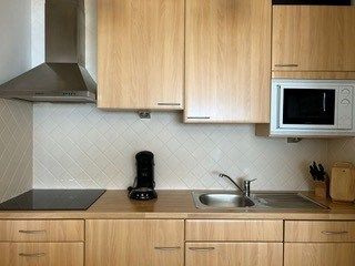 Ruime  studio TE HUUR OP JAARBASIS  met uitstekende ligging op de Zeedijk te Koksijde ! foto 2