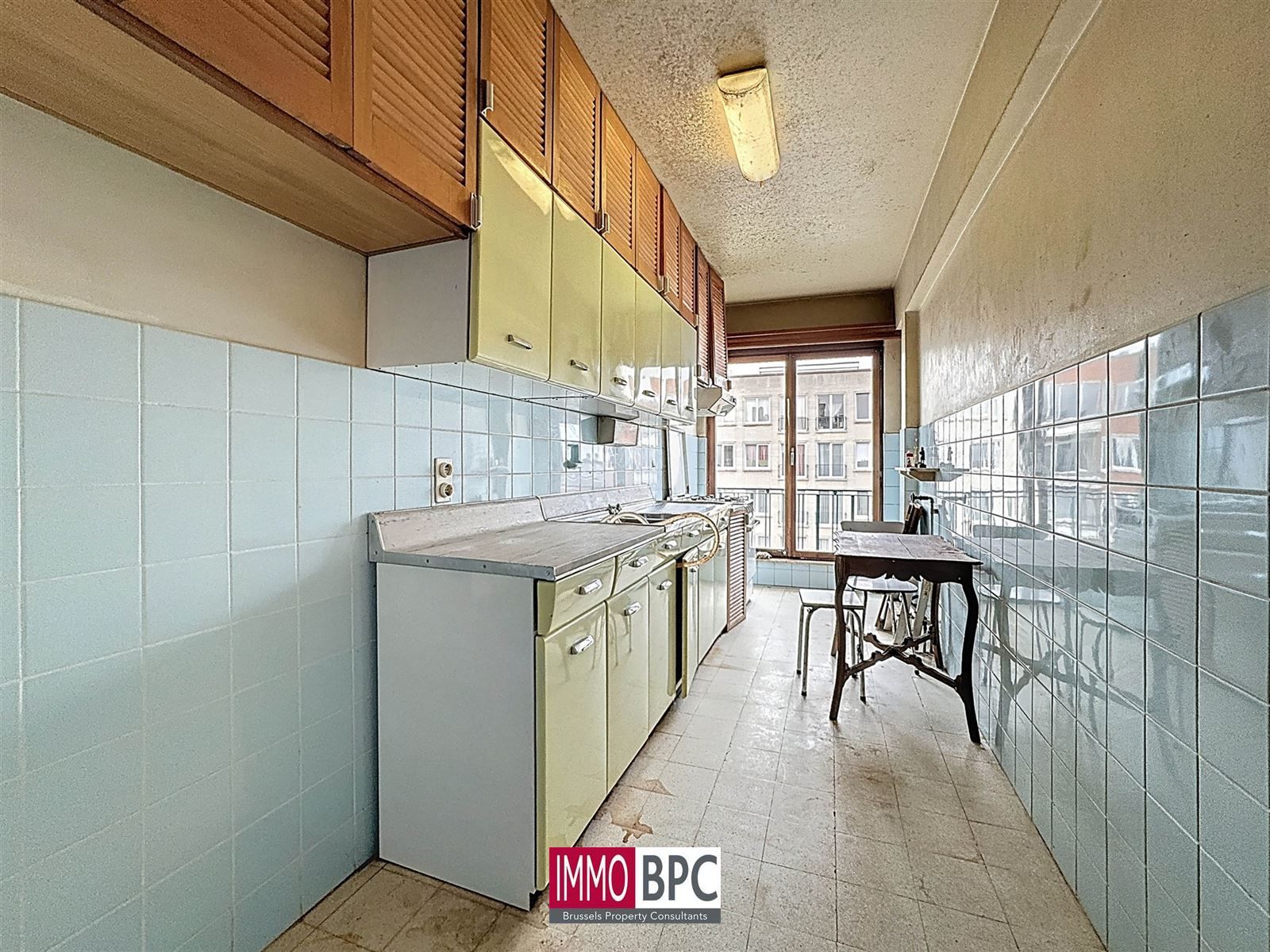 Ruim en lichtrijk appartement met 2 slaapkamers, terras en groot renovatiepotentieel in Koekelberg foto 6