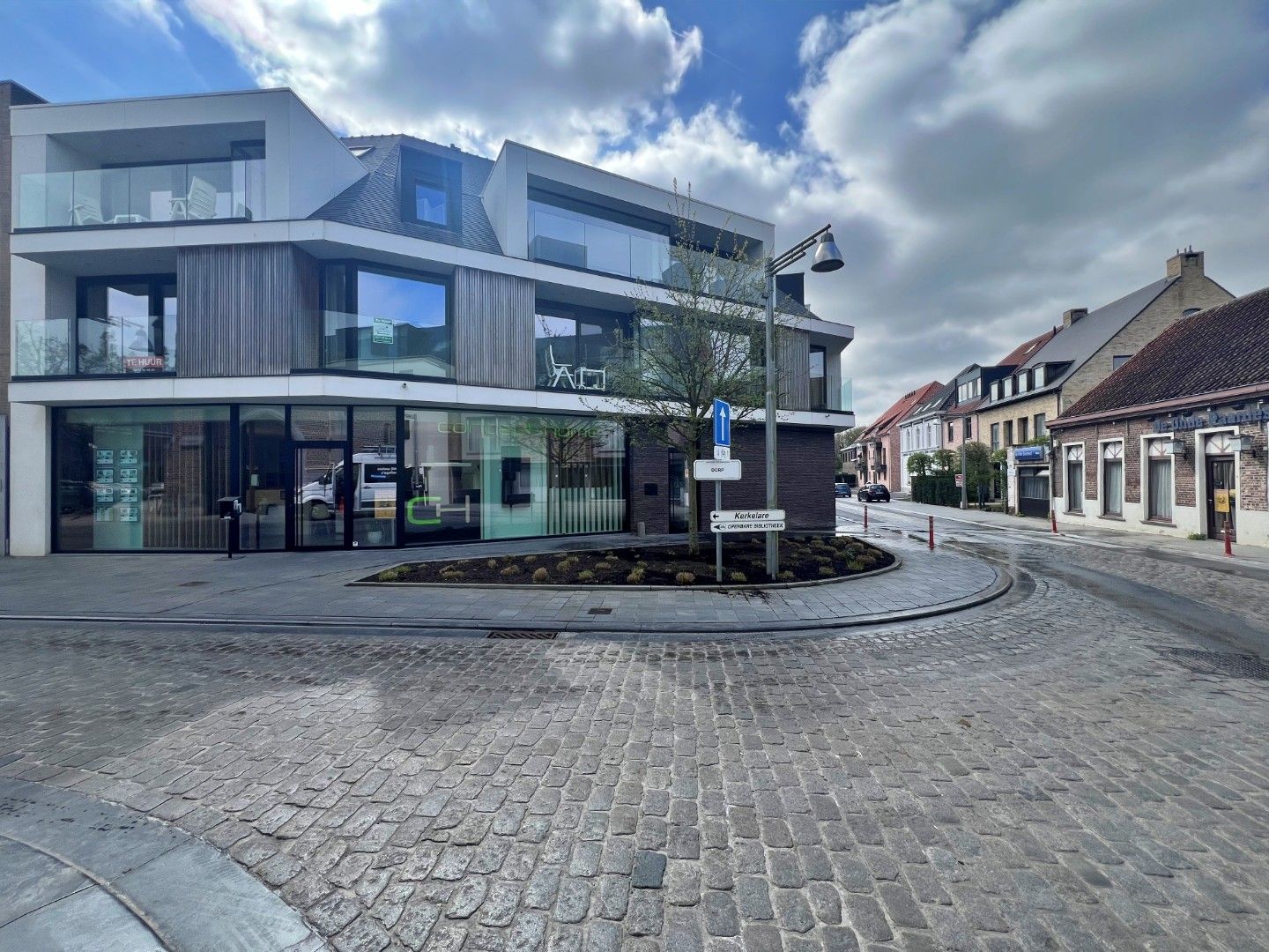 Instapklaar nieuwbouwappartement te huur in hartje Lievegem – E-peil 25 foto {{pictureIndex}}