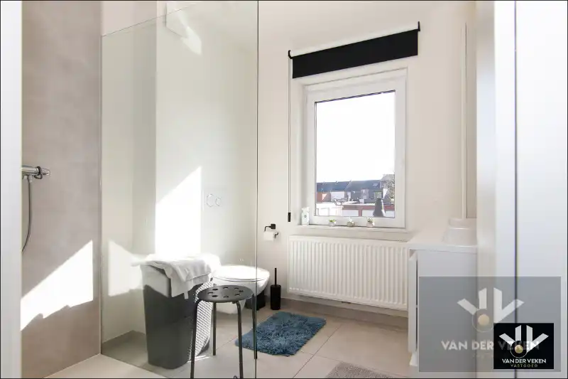 Volledig gerenoveerde en instapklare woning met gezellige stadstuin foto 14