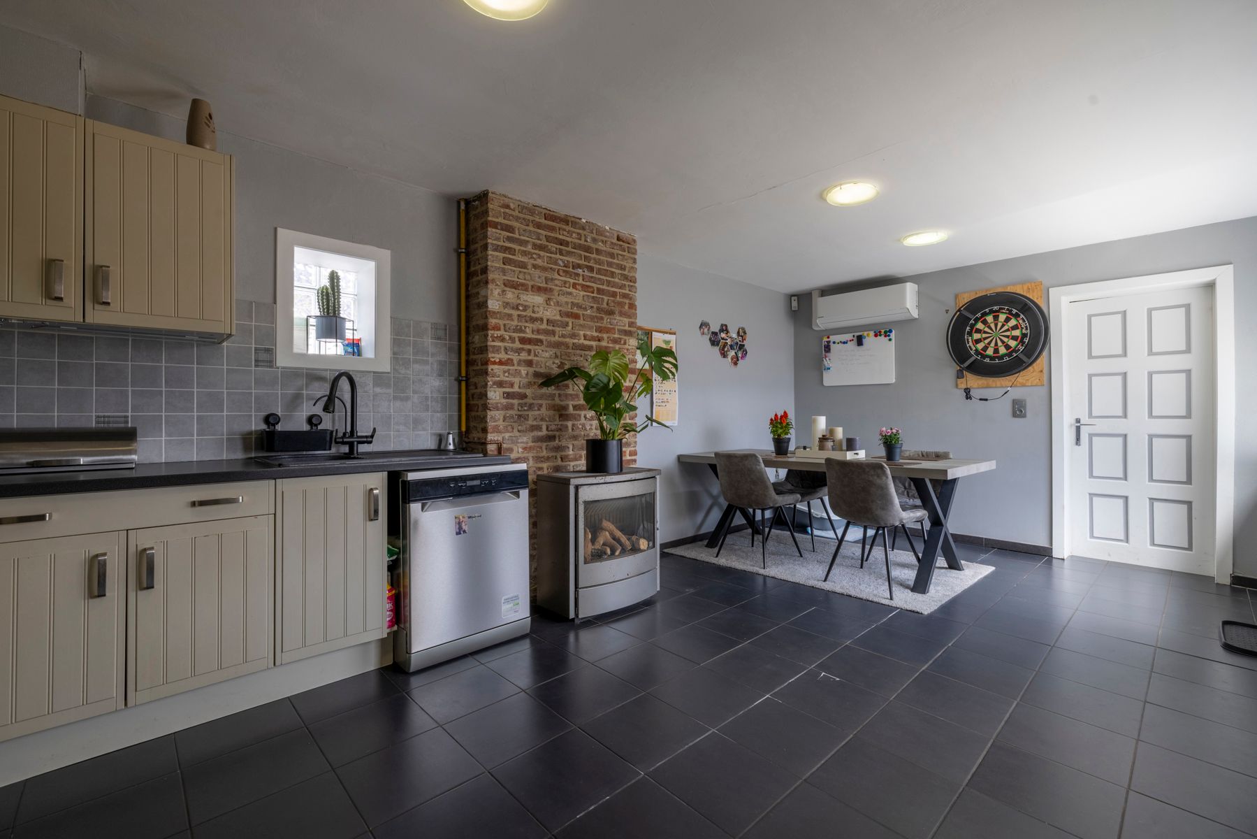 Woning met 2 slaapkamers, bureau en garage te koop! foto 3