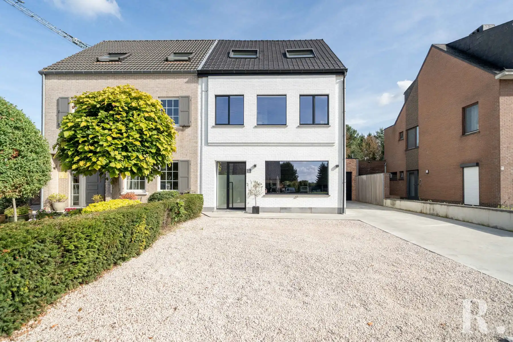 Instapklare woning met alle luxe en zwembad op goede locatie foto {{pictureIndex}}