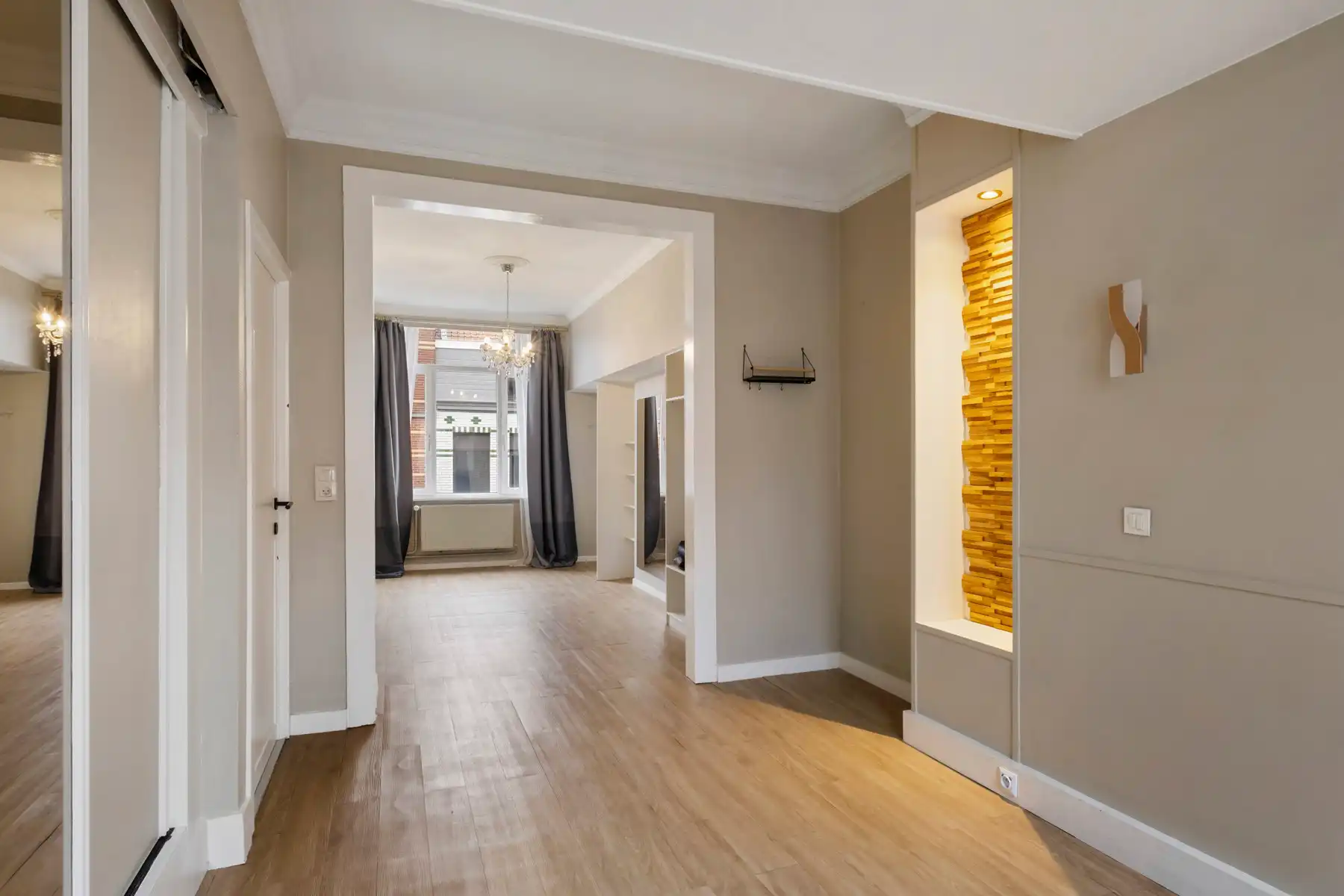 Ruim gerenoveerd herenhuis in Oostende. foto 9