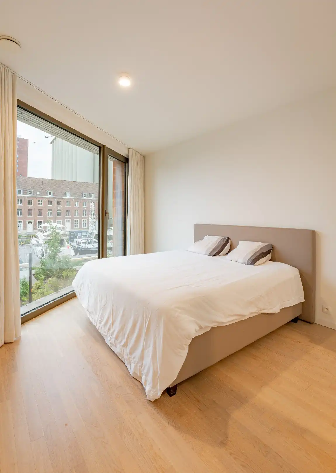 Gemeubeld 2-slaapkamer appartement aan de Vaartkom! foto 9