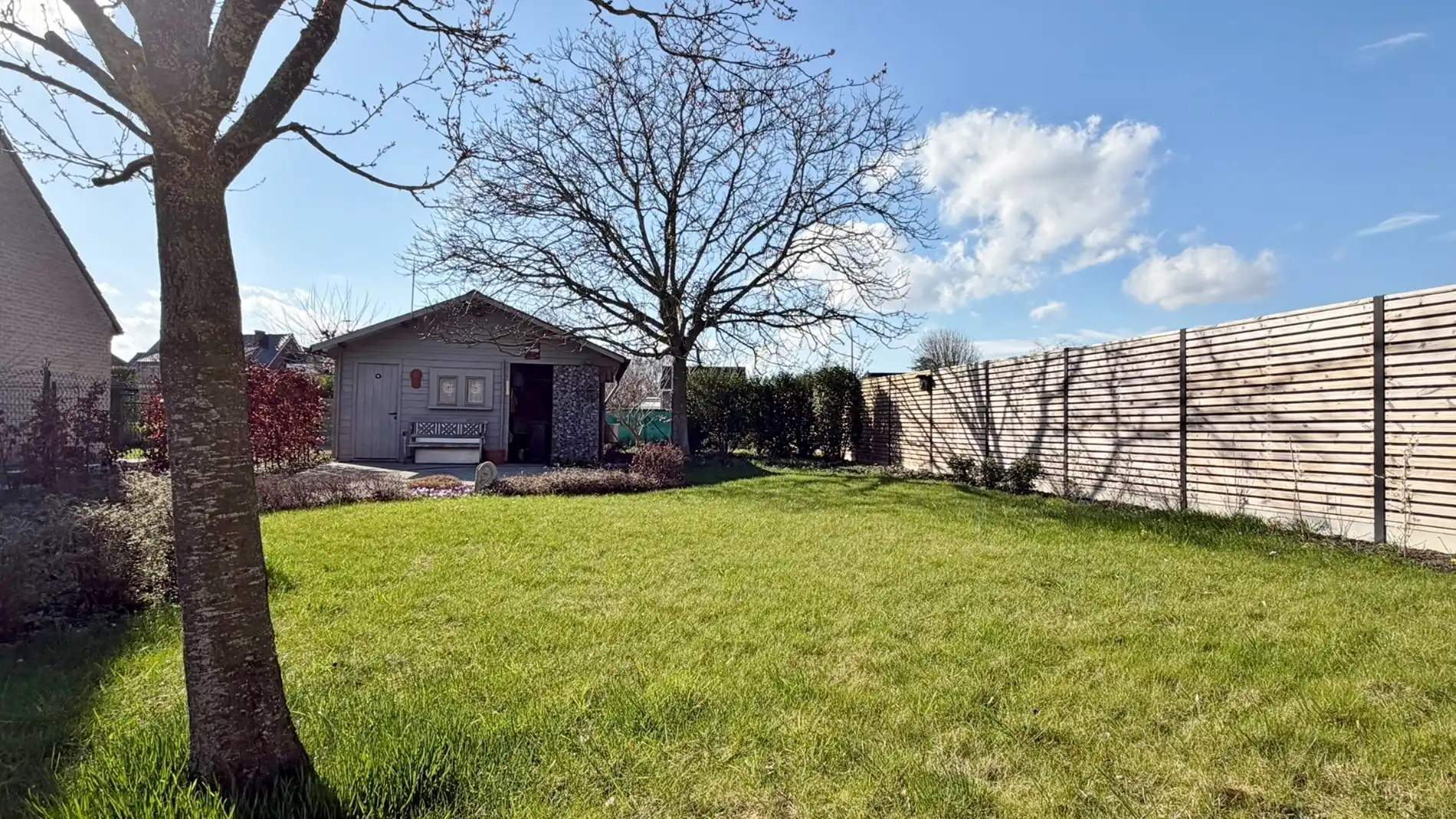 Halfopen bebouwing in rustige, kindvriendelijke straat met garage en zonnige tuin.  foto 18