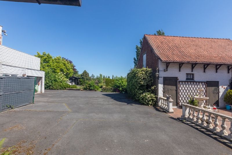 Hoofdfoto van de publicatie: Rustig gelegen, ruime te moderniseren woning met tuin, garage en  bijgebouw van +/- 60m²  ....(kijkt uit op de velden).