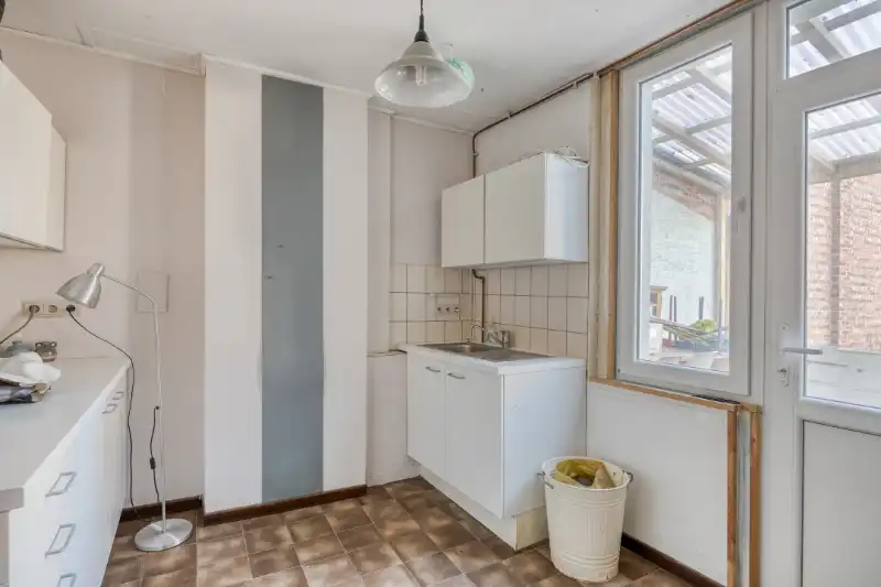 Handelspand met brede glasgevel en uitstekende visibiliteit in centrum Mechelen foto 6