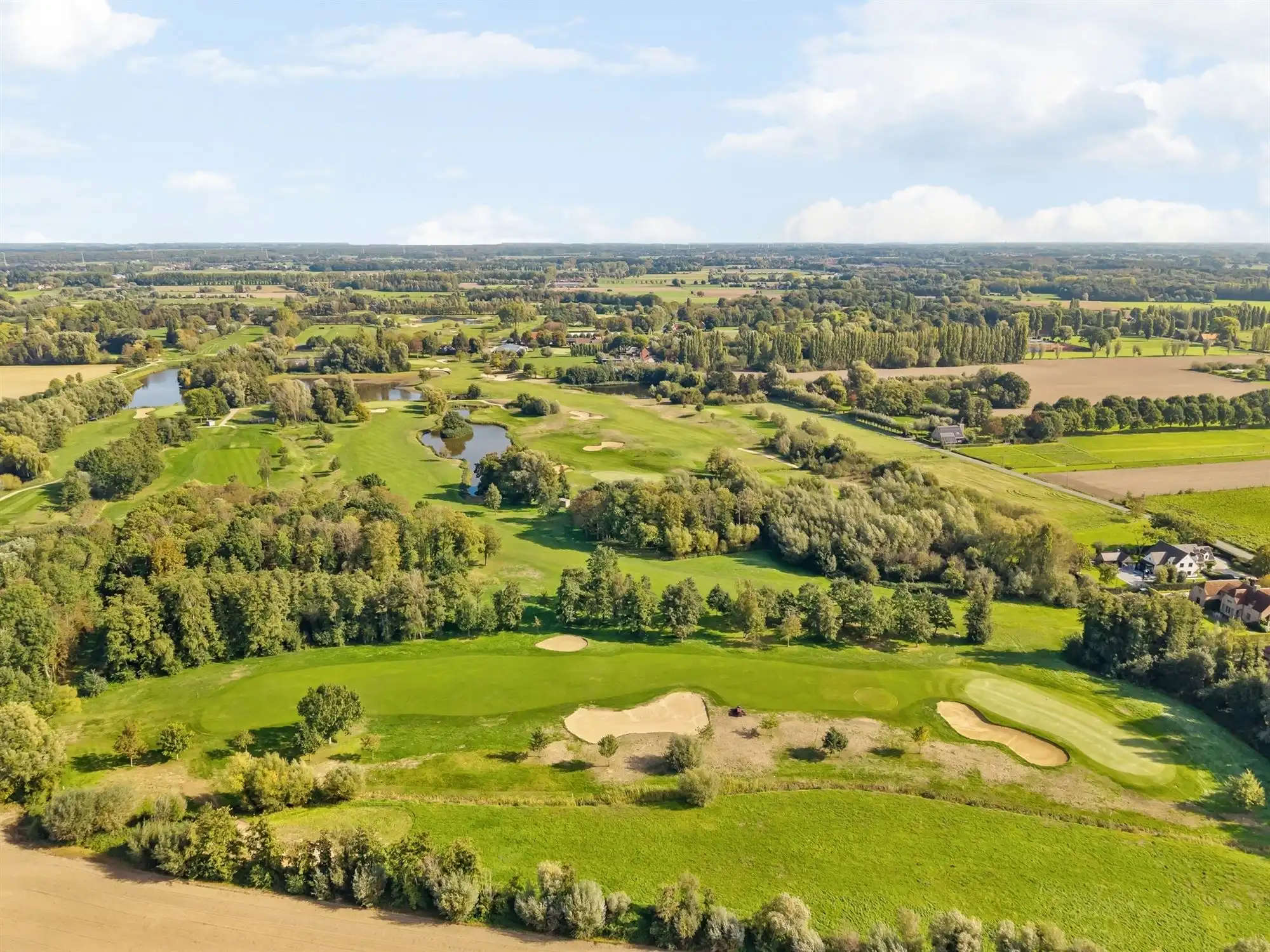 Knappe villa rond een glazen patio met gastenvleugel en 2 liften foto 3