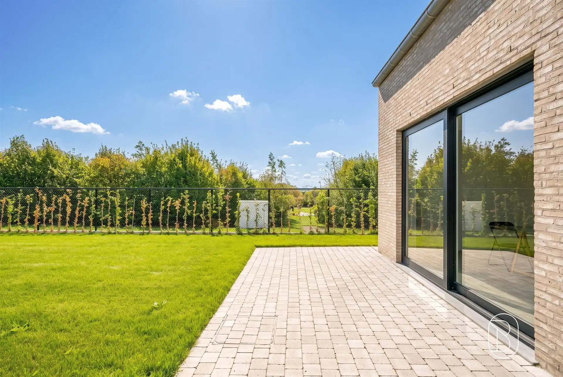 Topgelegen grote woning met 4 slk, omheinde tuin en garage. foto 3
