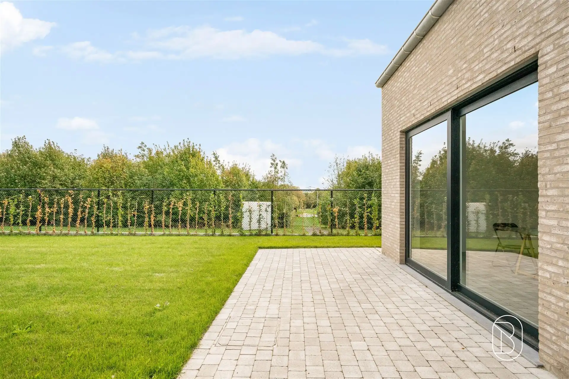 Topgelegen grote woning met 4 slk, omheinde tuin en garage. foto 3