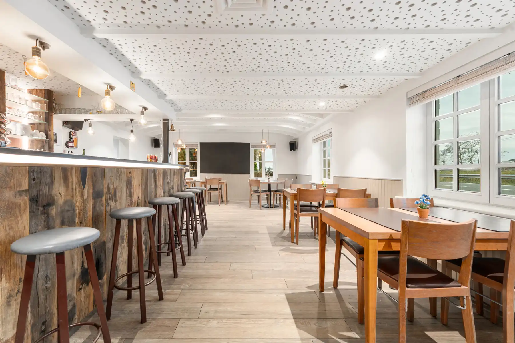 Karaktervol handelspand met woonst in Wulpen foto 4