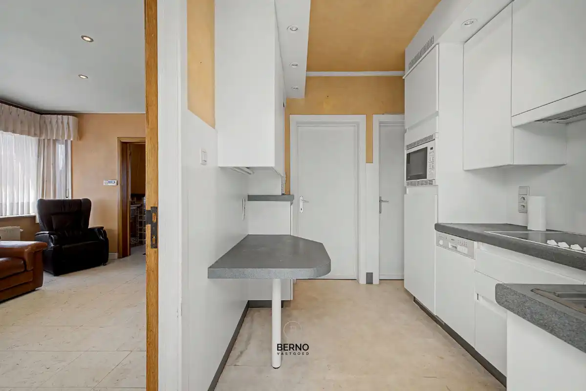 Halfopen bebouwing met oprit en ruime, zonnige tuin. foto 7