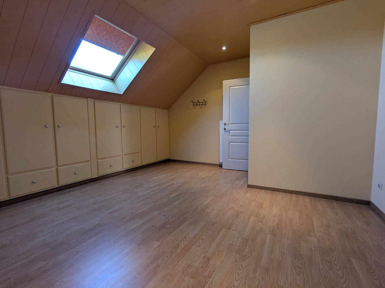 Ruime hoeve met mooie tuin + veel parking in rustig straatje foto 23