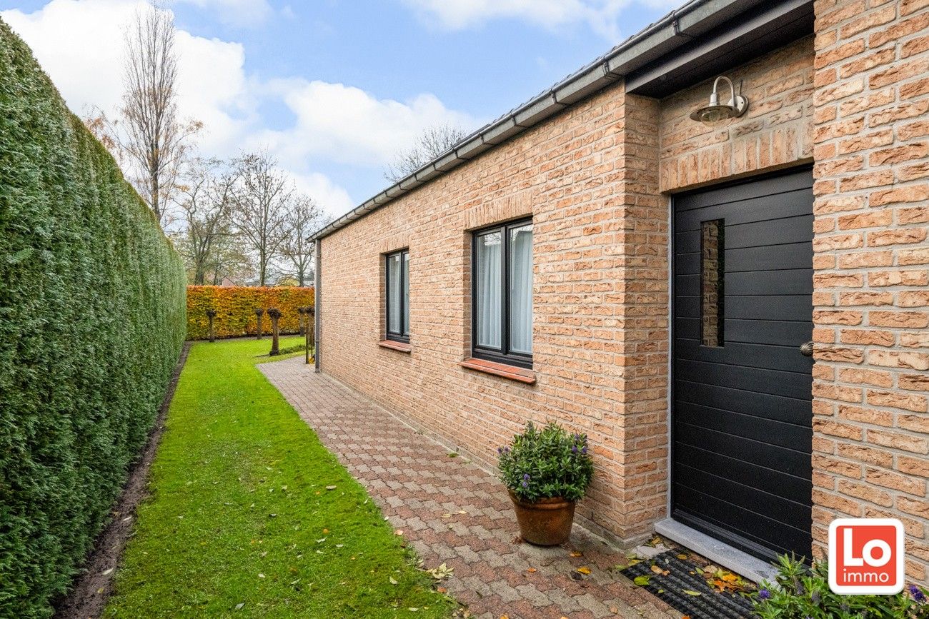 IN OPTIE!! Degelijke goed onderhouden gelijkvloerse woning met inpandige garage op een toplocatie nabij het centrum van Lochristi. foto 4