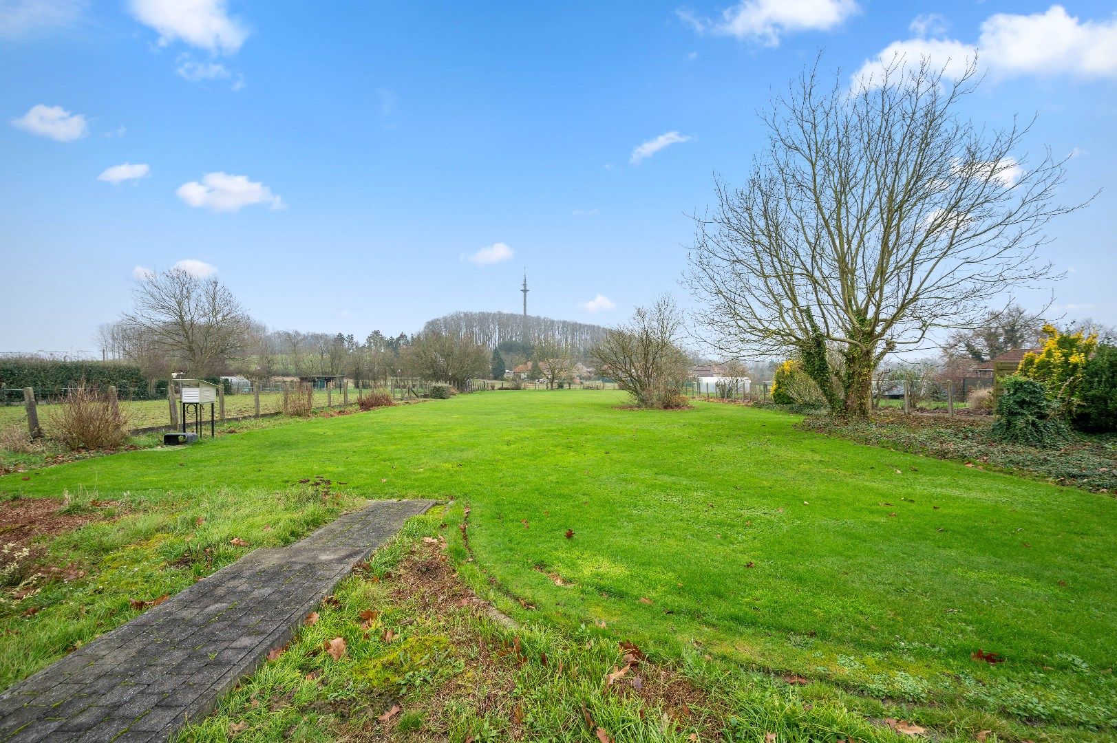 Charmante, te moderniseren woning in het groene Attenrode foto 4