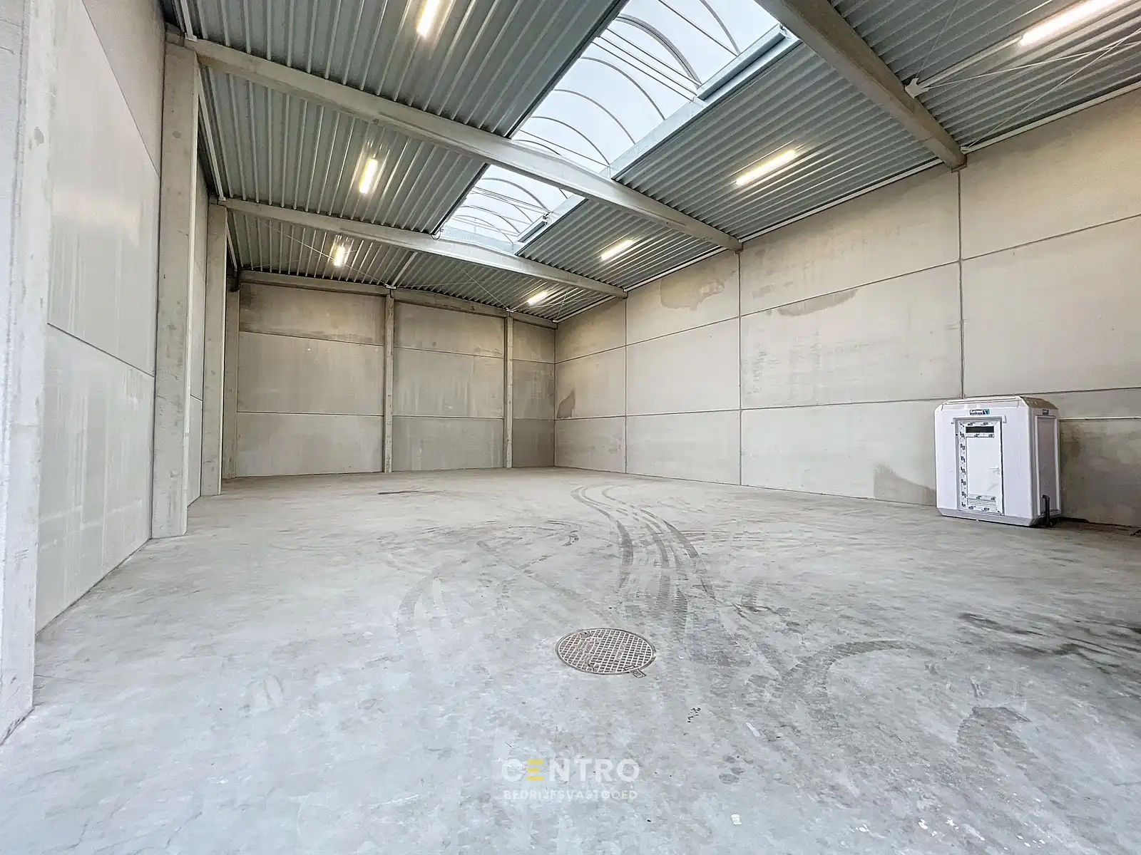 Instapklaar HOOG (7,85 m) MAGAZIJN (± 362 m²) met elektrische sectionaalpoort, toilet en 2 private parkeerplaatsen voor de deur. foto 3