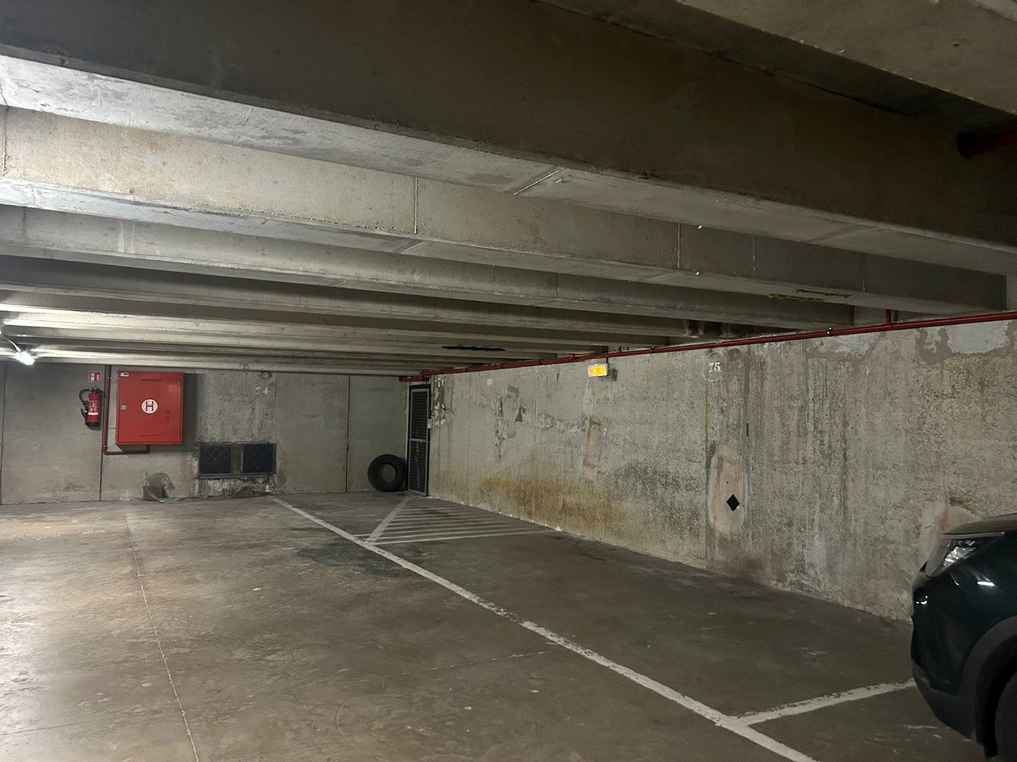 Ondergrondse autostaanplaats vlakbij Zeedijk foto {{pictureIndex}}