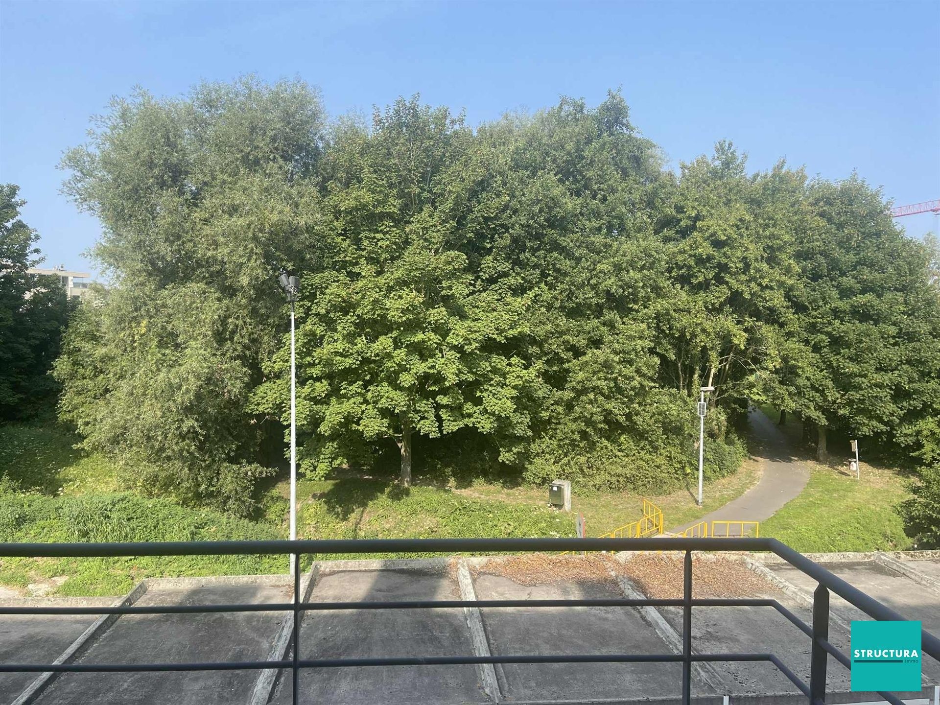 Instapklaar appartement met 2 kamers en terras foto 4