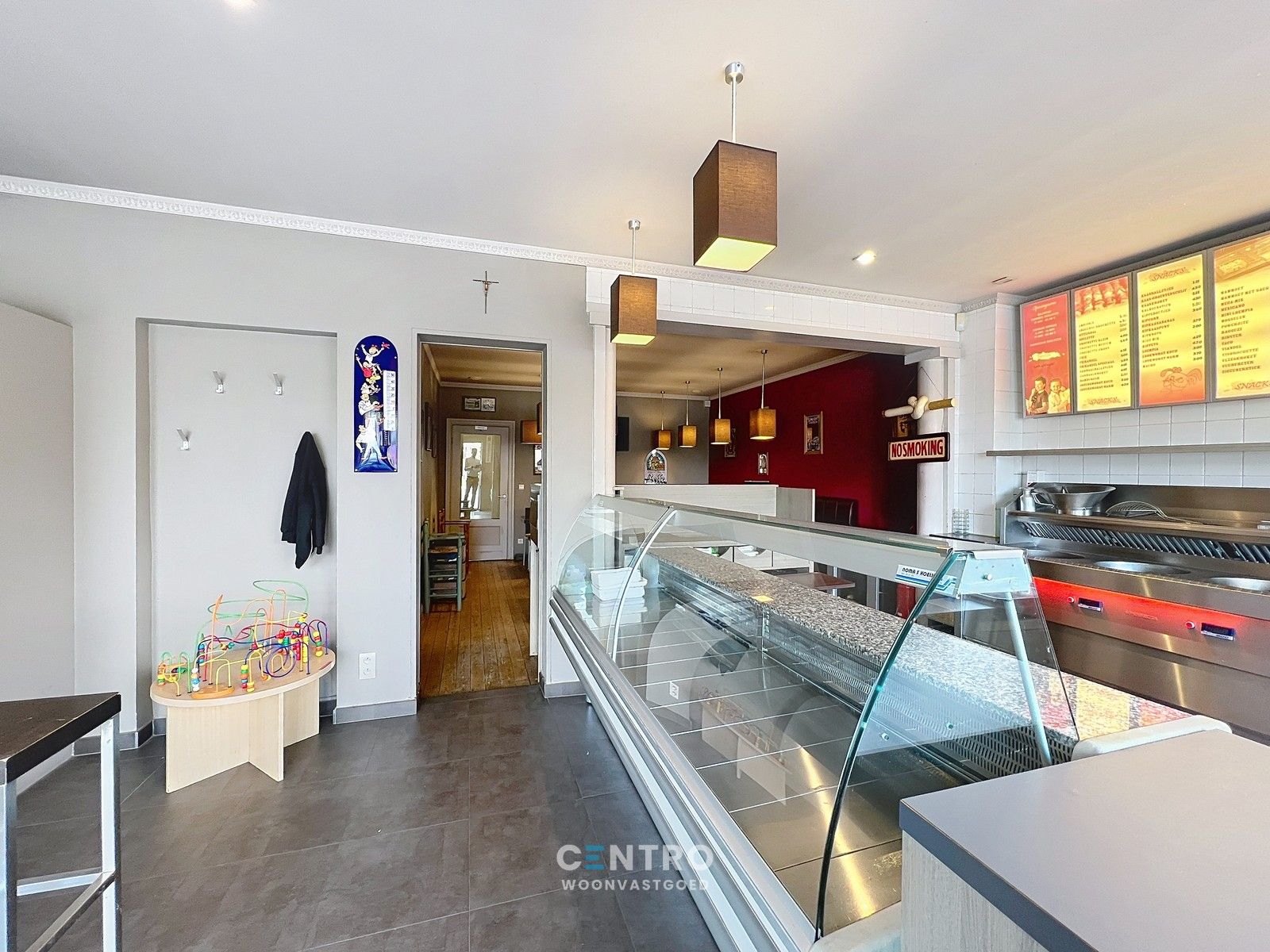 Woning met commerciële ruimte (eenvoudig om te vormen naar ruime leefruimte), 240m² bewoonbaar, extra tuinbergingen en DUBBELE garage te Torhout. foto 13