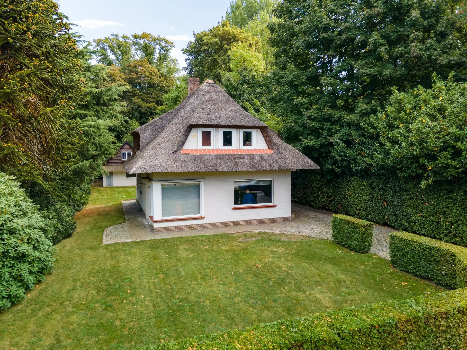 Hoofdfoto van de publicatie: Vrijstaande  charmante villa onder rieten dak op toplocatie in Kapellen