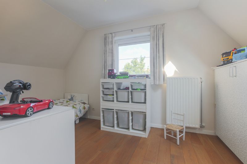 Rustig en toch centraal gelegen, instapklare,  halfopen woning met 4 slaapkamers, tuin en zeer ruime garage (energielabel B, elektriciteit goedgekeurd, zonnepanelen...) foto 12