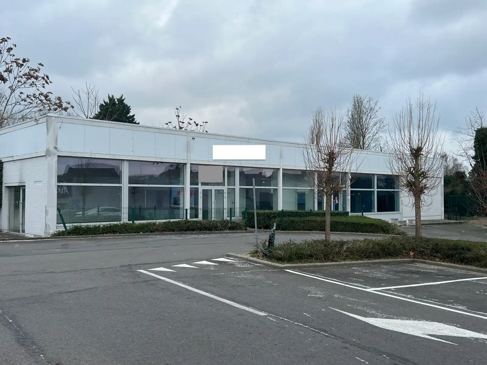 Rez commercial à louer. foto {{pictureIndex}}