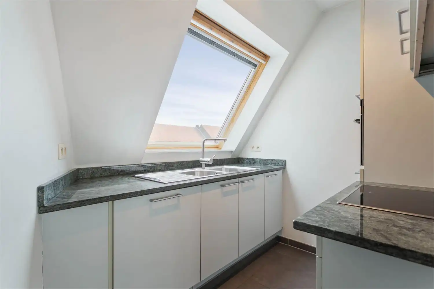 Instapklaar duplex dakappartement met terras in hartje Oostkamp foto 16