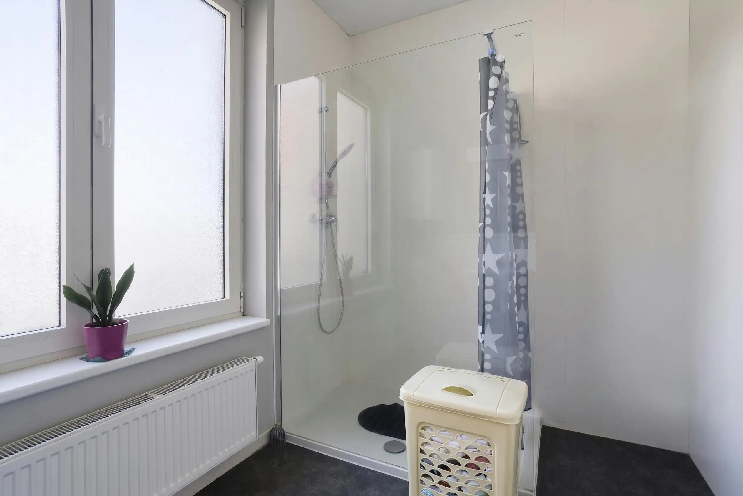 Gerenoveerde en verhuurde woning met 4 slaapkamers in hartje Ieper foto 10