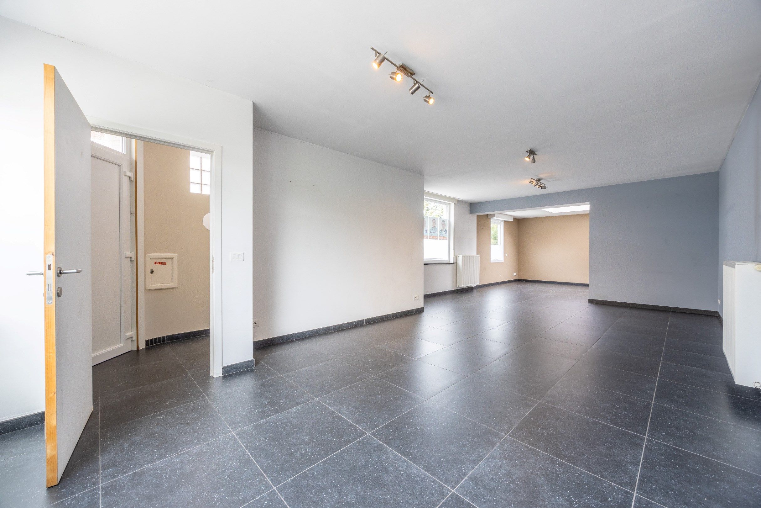 HOEKWONING MET MAGAZIJN  foto 2