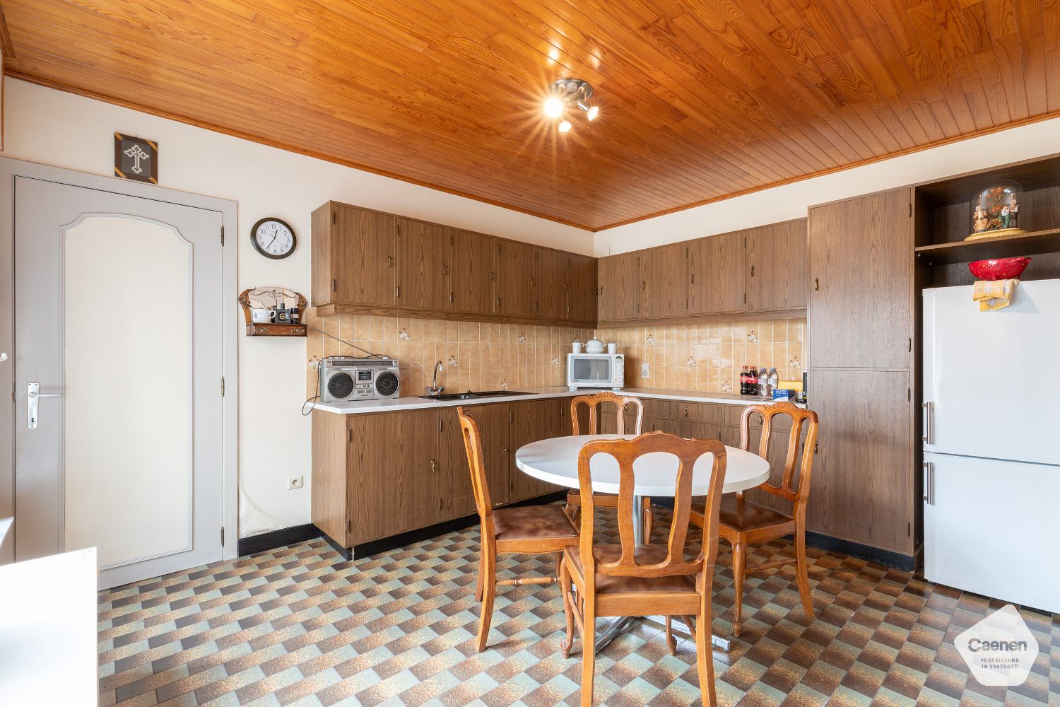 Te renoveren woning met 3 slaapkamers, inpandige garage en mooie uitgestrekte tuin! foto 3