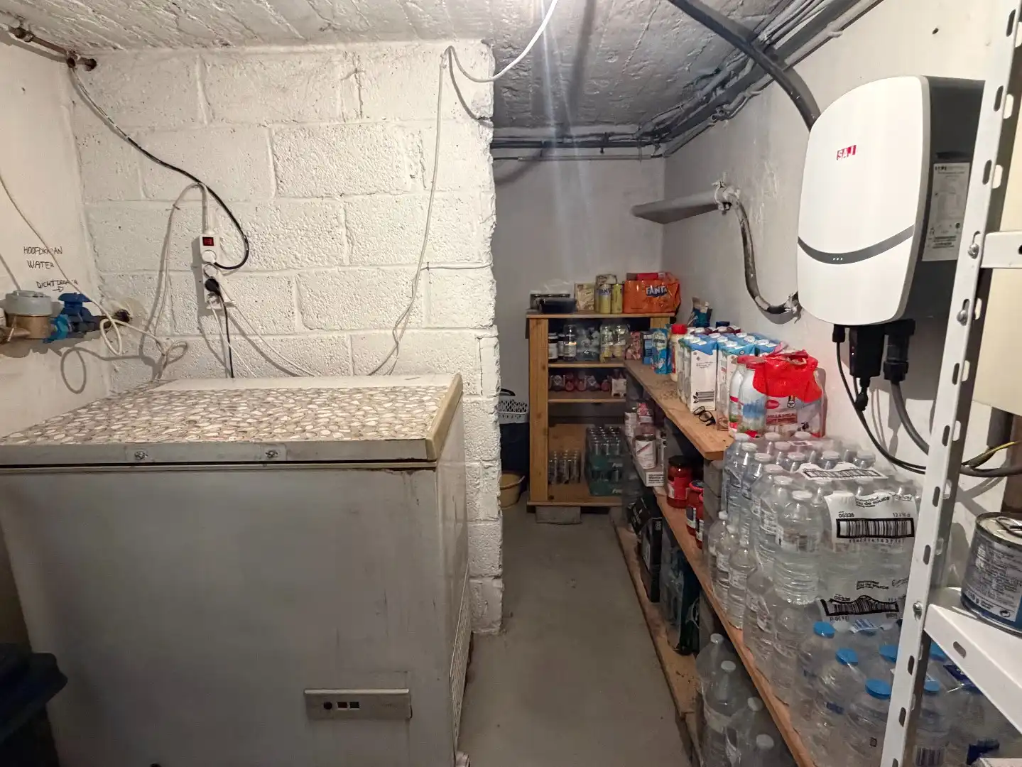 Instapklare rijwoning met garage te koop te Harelbeke! foto 17