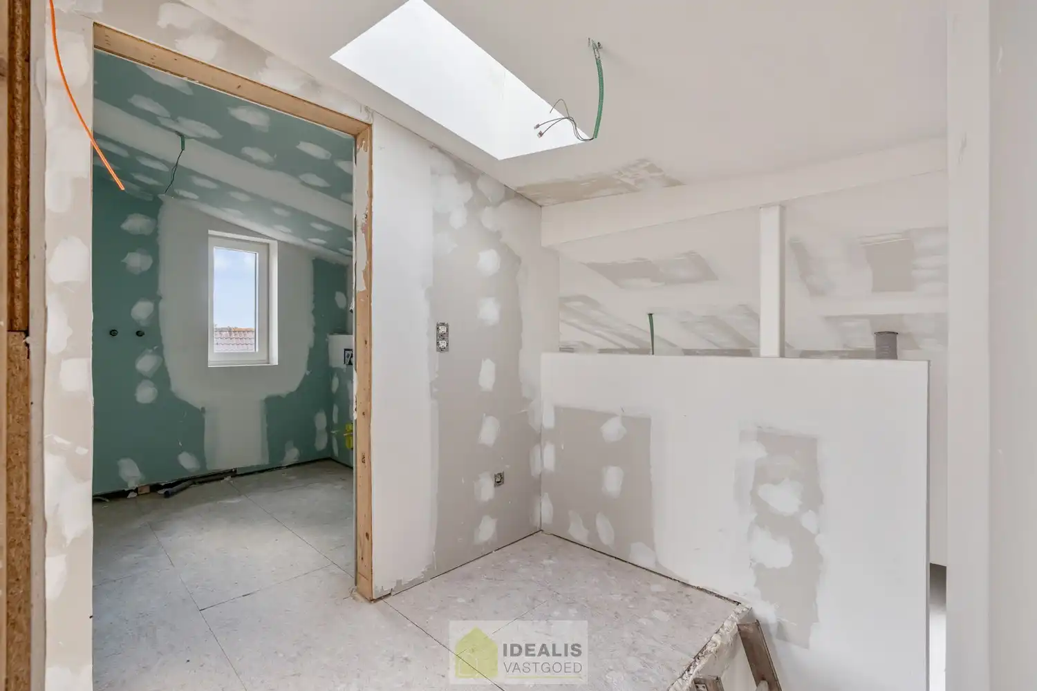 IDEALIS VASTGOED - PRACHTIGE CASCO+ PENTHOUSE MET EEN HEERLIJK LICHTRIJKE WOONKAMER MET OPEN KEUKEN EN AANSLUITEND ZEER RUIM TERRAS, 2 SLAAPKAMERS, BADKAMER, BERGPLAATS EN KELDERBERGING OP EEN GEGEERDE LOCATIE IN HET CENTRUM VAN PEER! Een aangename penthouse met een netto bewoonbare oppervlakte van +-102m² met veel lichtinval en grote glaspartijen en een ruim terras van maar liefst +- 22m², met apart kelderberging en fietsenstalling op een gegeerde locatie! Deze casco+ penthouse biedt op de 2de  verdieping een heerlijk ruime woonkamer met open keuken, een ruime inkom, een toilet, een bergplaats en toegang tot het ruim terras. Op de 3de  verdieping beschikt het penthouse over 2 slaapkamers en een badkamer. Een penthouse met vele troeven dus, nl. casco+ en nog volledig naar eigen smaak af te werken, een fijne locatie, veel lichtinval en ruime glaspartijen, zeer ruime leefruimte met open keuken, 2 slaapkamers, laag energieverbruik,… foto 14
