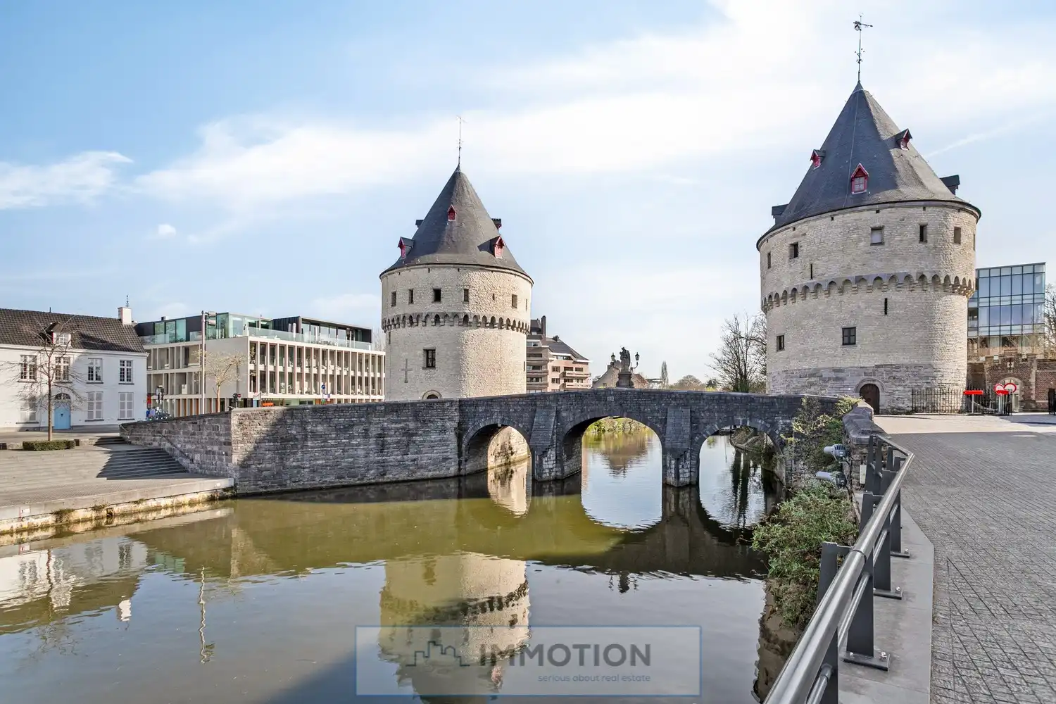 H4 - Subliem gelegen kantoor of handelsruimte nabij de Broeltorens foto 2