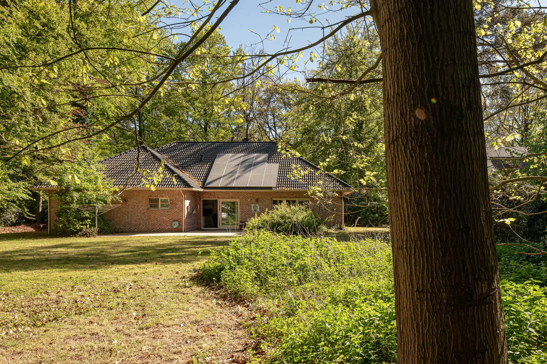 Vrijstaand en residentieel gelegen woning in groene oase met zonnige tuin. foto 27