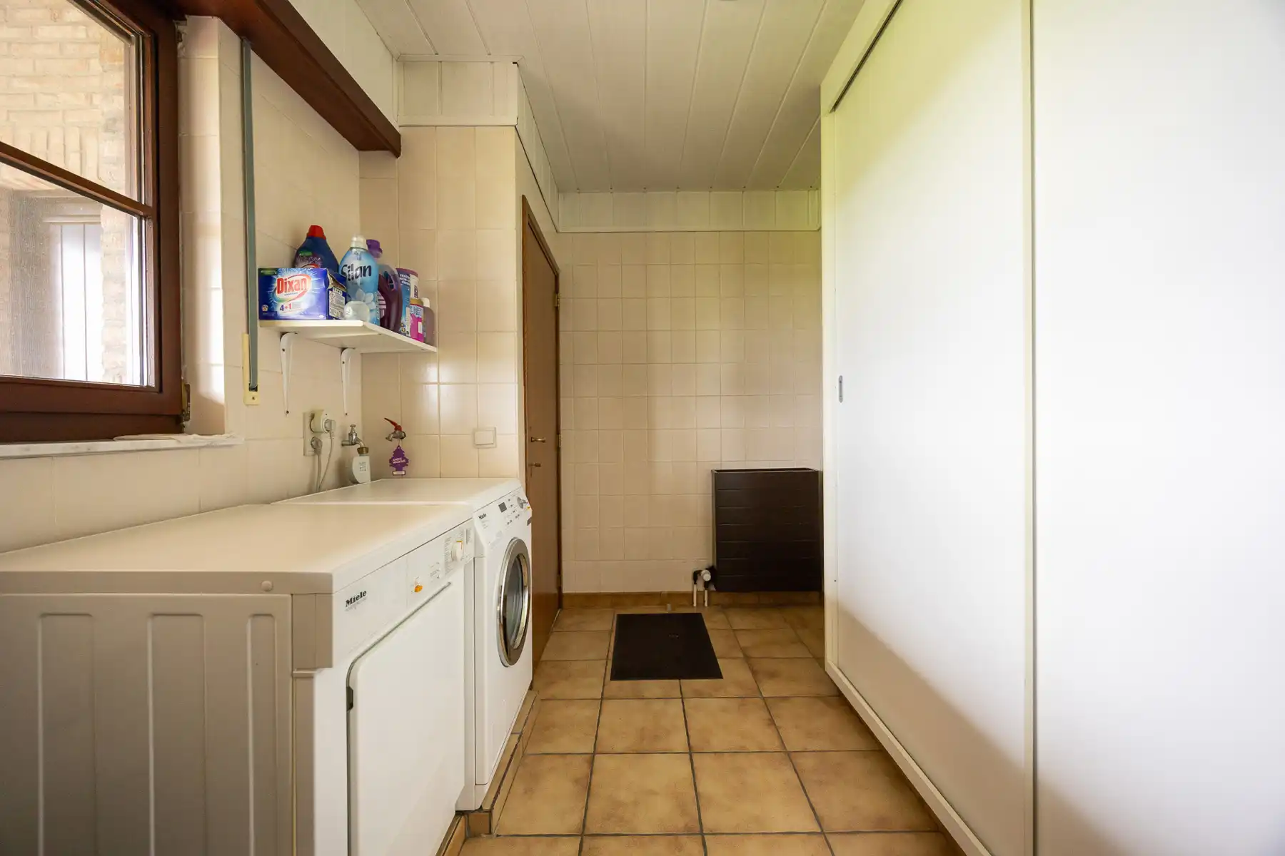 Rustig gelegen gezinswoning met 5 slaapkamers op een perceel van 1.782m². foto 12