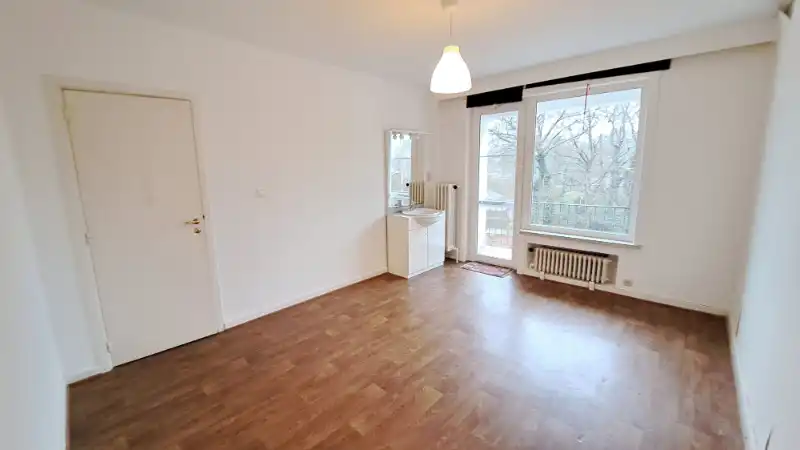 Ruim en lichtrijk 2-slaapkamerappartement met terras te koop in Sint-Michiels Brugge foto 4