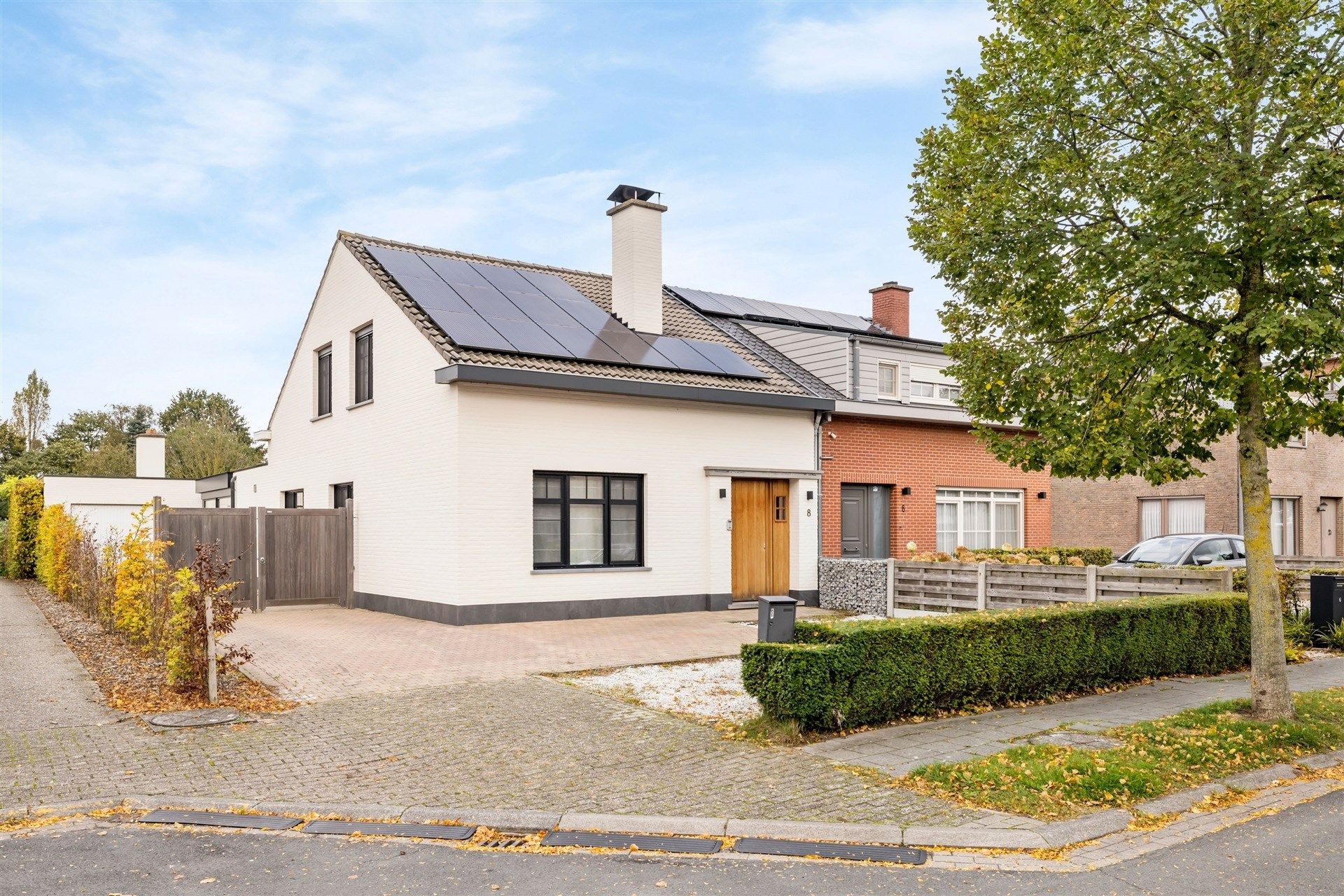 Hedendaagse gezinswoning met 2 ruime slaapkamers + gastenverblijf op een mooi perceel van 866m² foto {{pictureIndex}}