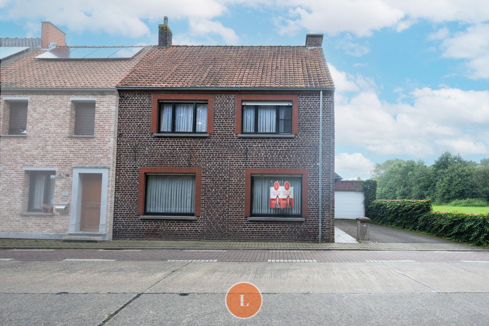 Te renoveren halfopen woning met 3 slaapkamer, garage op een perceel van net geen 1000m² foto 1