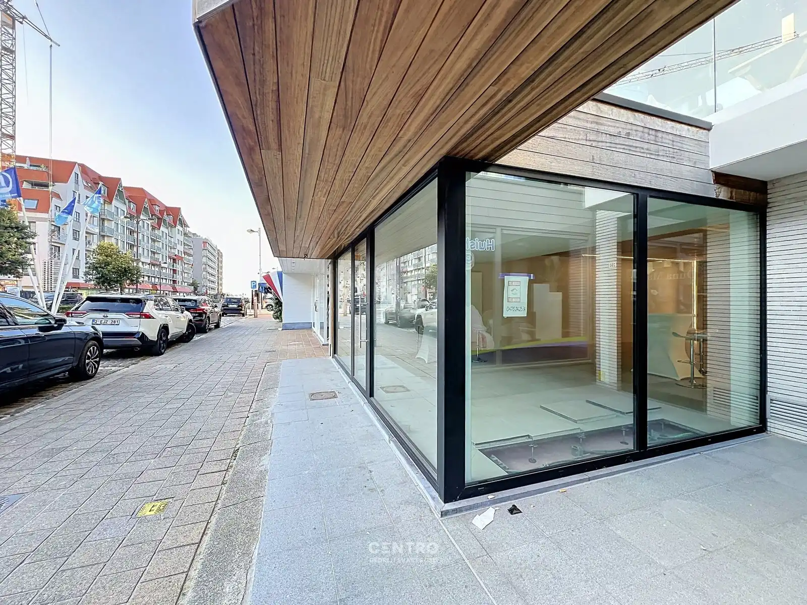 Nieuwbouw handelspand (± 100m²) met kelderberging (± 30m²) en terras achteraan, op commerciële toplocatie in Oostduinkerke-Bad ! foto 2