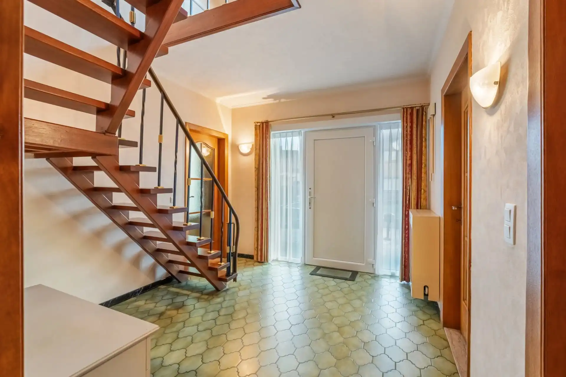 Ruime woning in rustige straat te Koersel foto 2