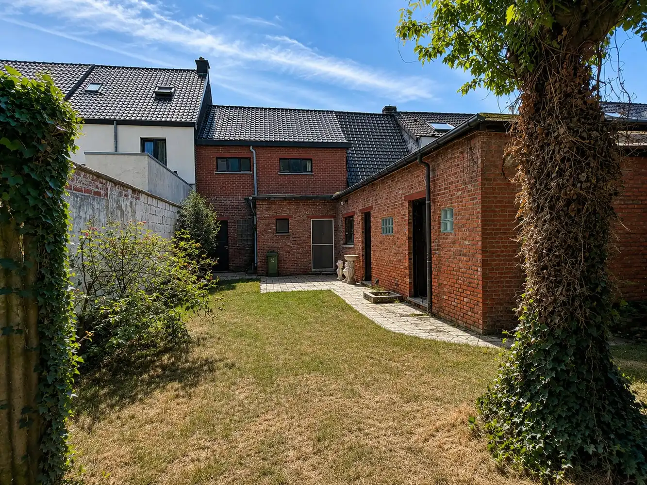 Te renoveren woning met 3 slaapkamers, garage en diepe tuin foto 4