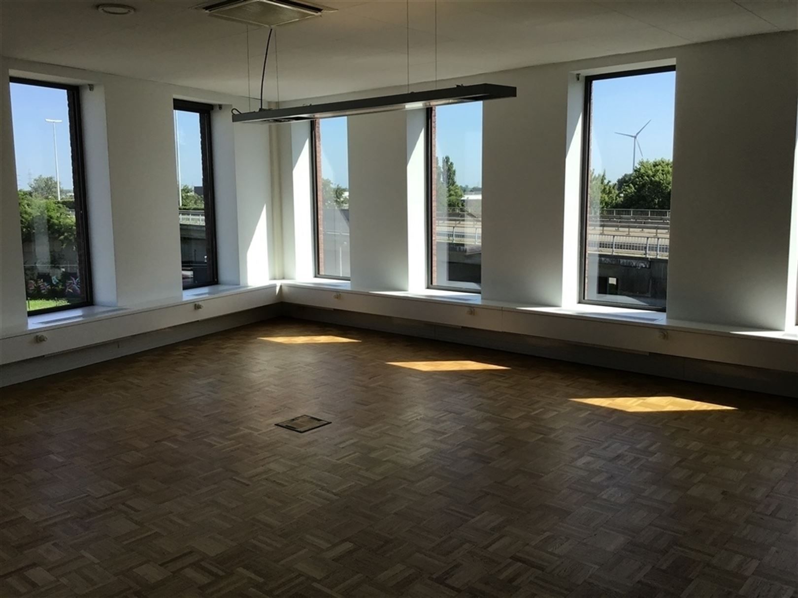 Instapklare kantoren in Zele met ruime parking foto 8