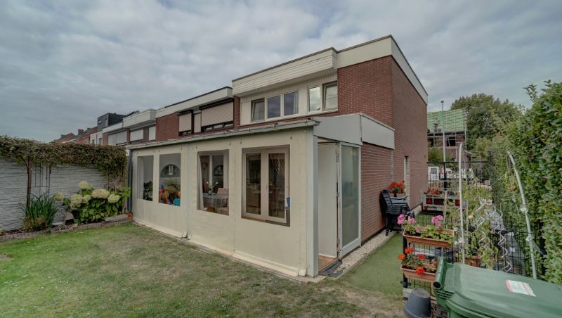 Vernieuwd woonhuis van 140m² met garage en tuin in half-open-bebouwing foto 2