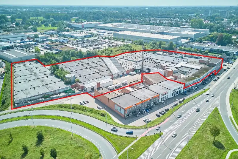 Industriële site met kantoorruimte te huur foto {{pictureIndex}}