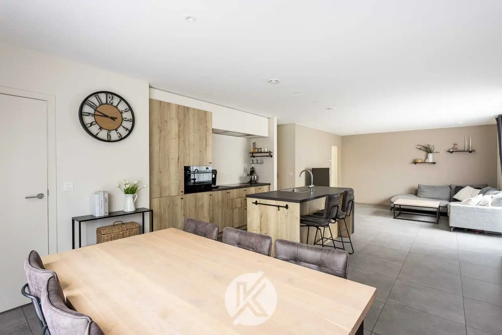 Recente, lichtrijke woning met carport foto 11