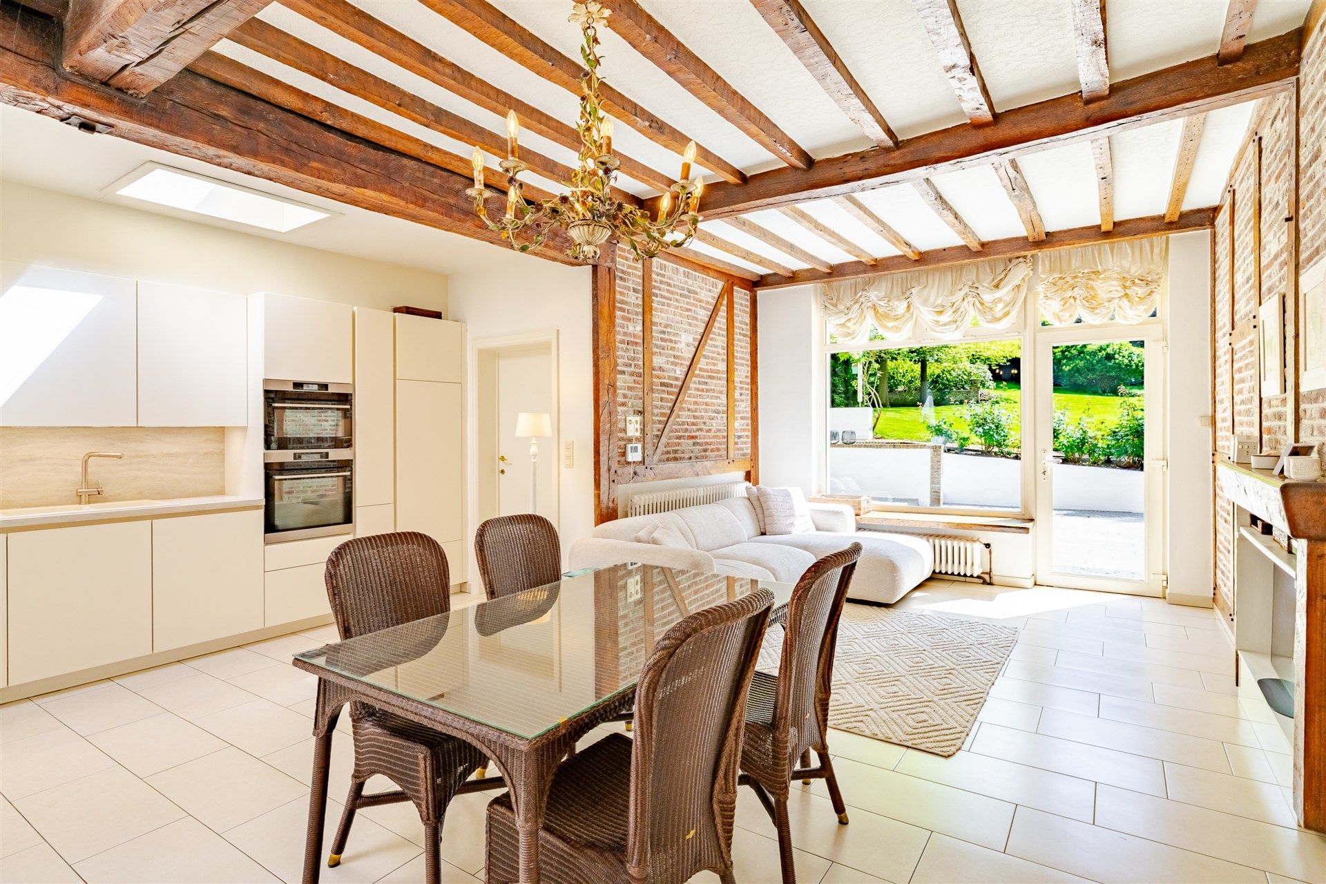 Exclusief herenhuis in neoclassicistische stijl met prachtige tuin foto 4